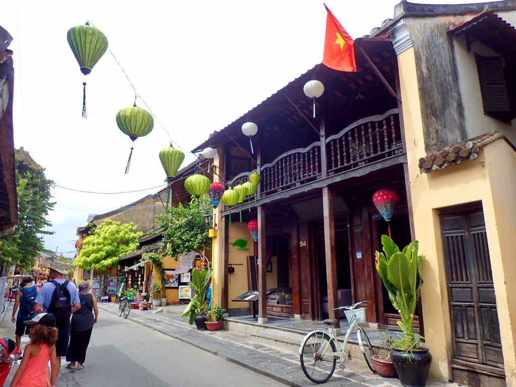 Hoi-an-lanternes-maisons-traditionnelles-Rue