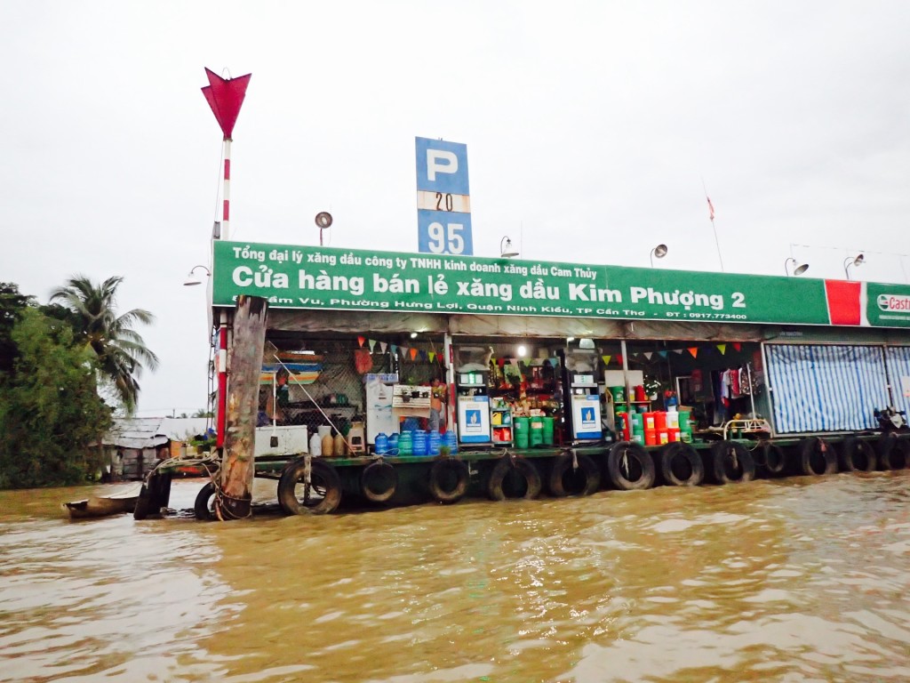 Mercados-flotantes-Mekong-Cai-Rang-Phong-Dien-gasolina