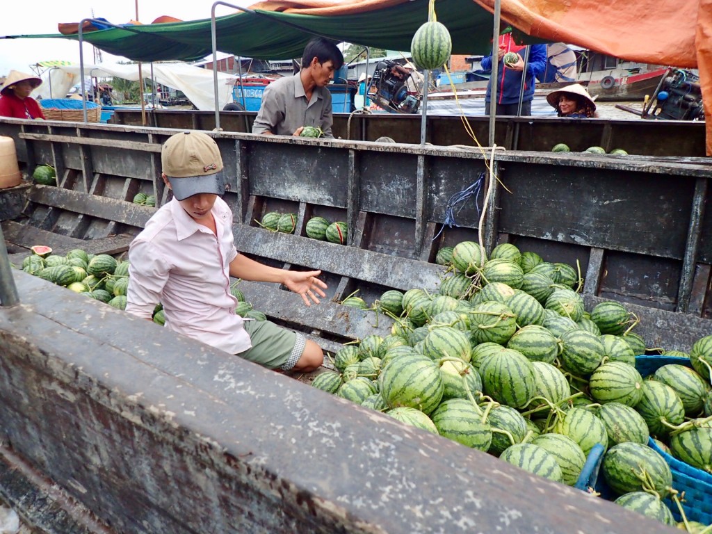 Mercados-flotantes-Mekong-Cai-Rang-Phong-Dien-frutas