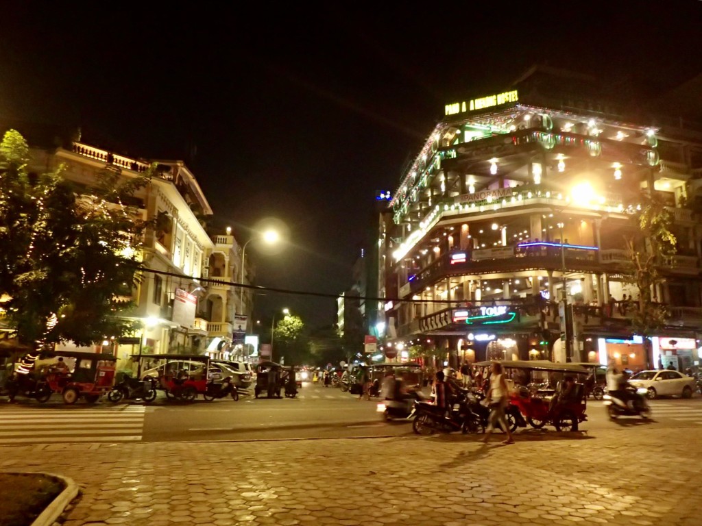 Phnom-Penh-renovada-Noche
