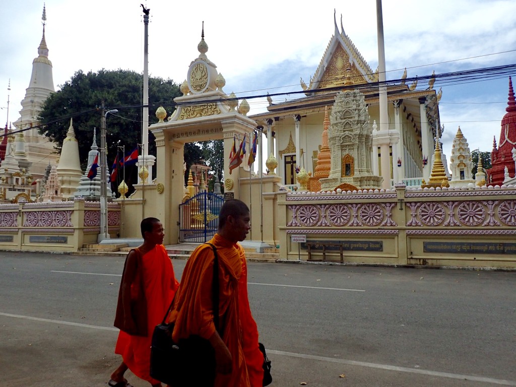 Phnom-Penh-renouvelee-Moines