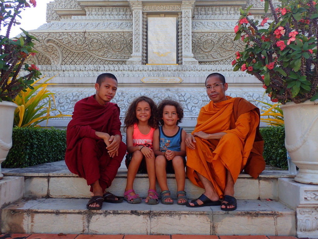 Phnom-Penh-renovada-Monjes